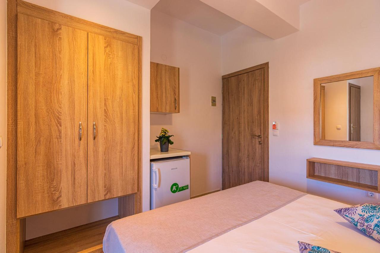 Nicole Rooms Palaiochora Exterior photo